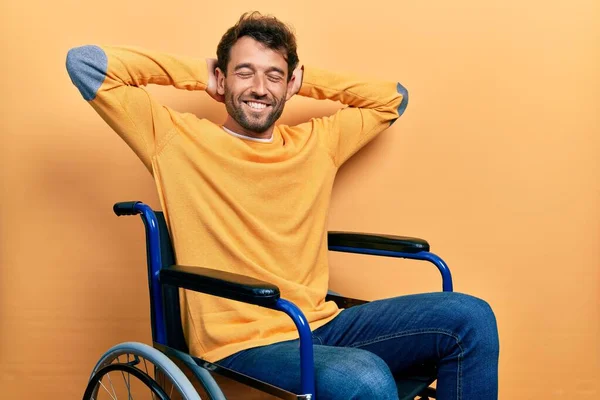 Tekerlekli Sandalyede Oturan Yakışıklı Adam Rahatlıyor Esniyor Kolları Elleri Başının — Stok fotoğraf