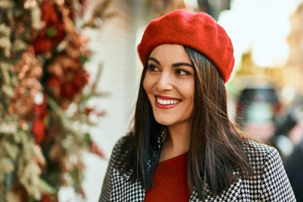 Jonge Spaanse Vrouw Glimlachend Gelukkig Staande Stad — Stockfoto