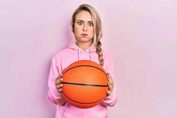 Hermosa Joven Rubia Sosteniendo Bolas Baloncesto Soplando Mejillas Con Cara —  Fotos de Stock