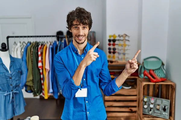 Jovem Hispânico Trabalhando Como Gerente Boutique Varejo Sorrindo Olhando Para — Fotografia de Stock