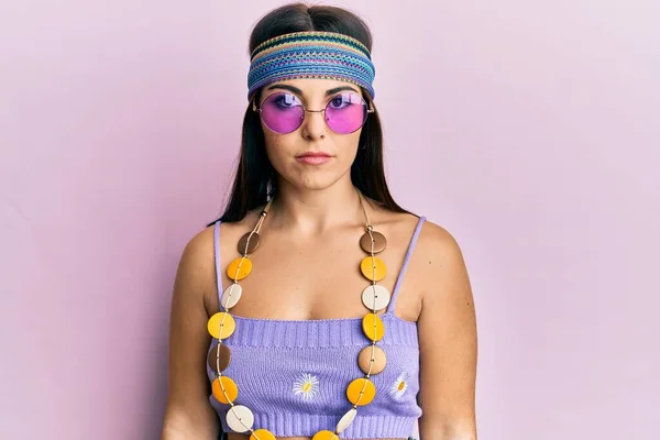 Giovane Donna Bruna Che Indossa Stile Bohemien Hippie Con Espressione — Foto Stock