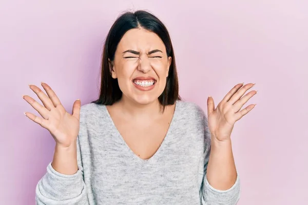 Giovane Donna Ispanica Indossa Abiti Casual Che Celebrano Pazzo Pazzo — Foto Stock