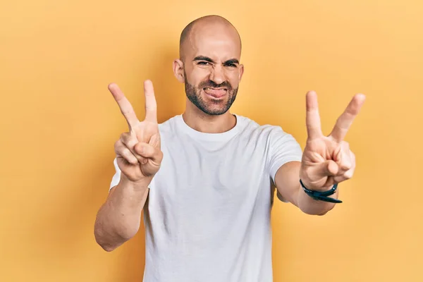 Jeune Homme Chauve Portant Shirt Blanc Décontracté Souriant Avec Langue — Photo