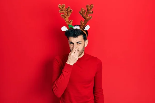 Fiatal Spanyol Férfi Aranyos Karácsonyi Szarvas Szarvat Visel Bűzlik Valami — Stock Fotó