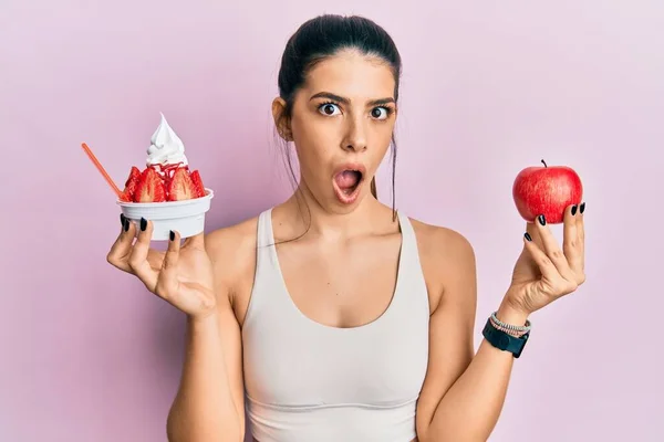 Junge Hispanische Frau Sportkleidung Mit Apfel Und Eis Der Hand — Stockfoto