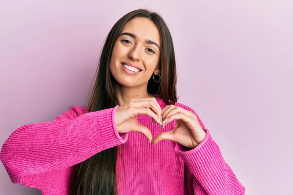 Junge Hispanische Mädchen Lässiger Kleidung Die Verliebt Lächeln Und Herzsymbole — Stockfoto