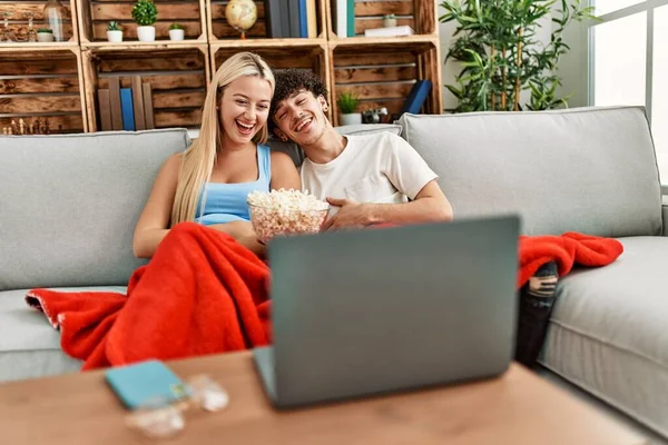 Jovem Casal Assistindo Filme Comer Pipocas Sentado Sofá Casa — Fotografia de Stock