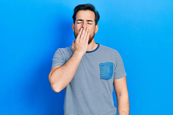 Knappe Blanke Man Met Baard Casual Gestreept Shirt Verveeld Geeuwen — Stockfoto