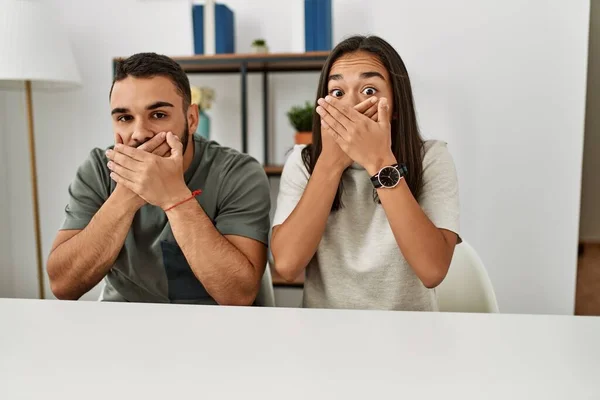 Unga Latinska Par Bär Casual Kläder Sitter Bordet Chockade Täcker — Stockfoto