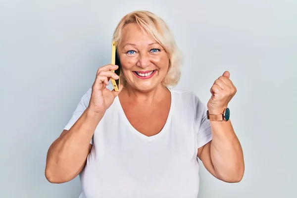 Medelålders Blond Kvinna Som Pratar Smartphone Skriker Stolt Firar Seger — Stockfoto