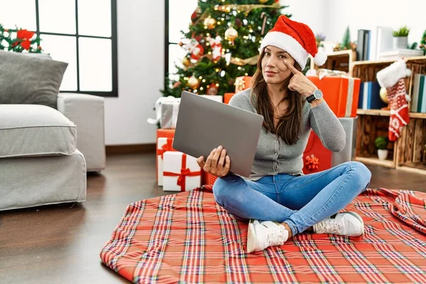 Jovem Mulher Latina Usando Laptop Sentado Árvore Natal Apontando Para — Fotografia de Stock