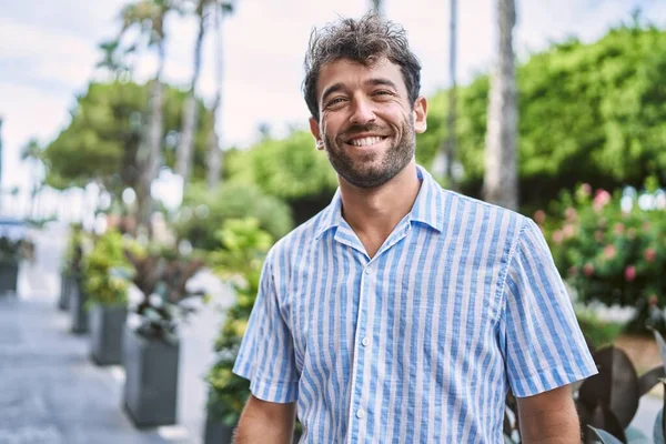 Joven Hispano Sonriendo Feliz Pie Ciudad —  Fotos de Stock