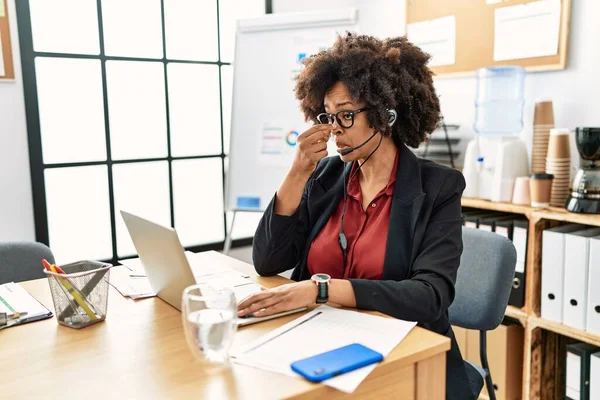 African American Woman Afro Hair Working Office Wearing Operator Headset — Stock Photo, Image