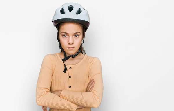 Menina Morena Bonita Usando Capacete Bicicleta Cético Nervoso Desaprovando Expressão — Fotografia de Stock