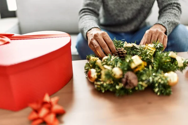 Hombre Afroamericano Decorando Con Pieza Central Navidad Sentado Sofá Casa —  Fotos de Stock