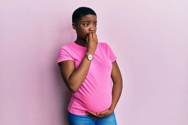 Mujer Afroamericana Joven Esperando Bebé Tocando Vientre Embarazada Mirando Estresado — Foto de Stock