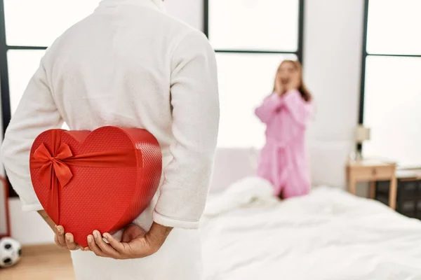 Man Överraskar Sin Flickvän Med Valentine Hjärtlåda Gåva Sovrummet — Stockfoto