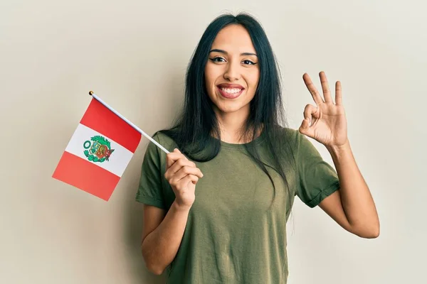 Menina Hispânica Jovem Segurando Bandeira Peru Fazendo Sinal Com Dedos — Fotografia de Stock