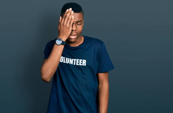 Joven Afroamericano Vestido Con Camiseta Voluntaria Bostezando Cansado Cubriendo Media —  Fotos de Stock