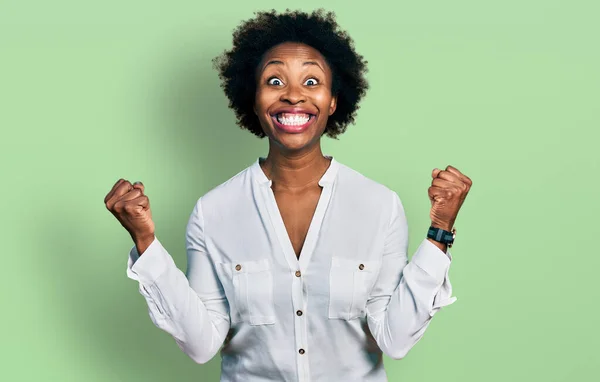 Mujer Afroamericana Con Pelo Afro Vistiendo Camiseta Blanca Casual Celebrando — Foto de Stock