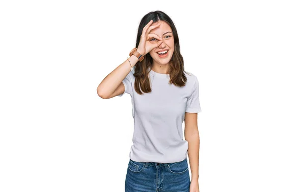 Genç Güzel Bir Kadın Günlük Beyaz Tişört Giyiyor Hareketleriyle Gülümsüyor — Stok fotoğraf