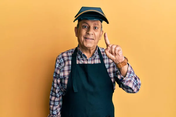 Hombre Mayor Guapo Con Pelo Gris Usando Máscara Protección Soldadura —  Fotos de Stock