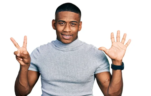 Gündelik Tişört Giyen Genç Siyahi Adam Yedinci Parmaklarını Gösterip Gösterirken — Stok fotoğraf