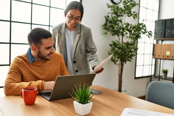 Dos Trabajadores Negocios Sonriendo Felices Trabajando Sentados Escritorio Oficina — Foto de Stock