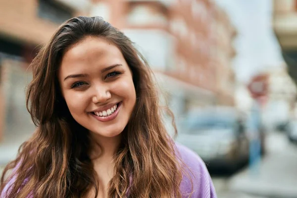 Jonge Spaanse Vrouw Glimlachend Gelukkig Staande Stad — Stockfoto