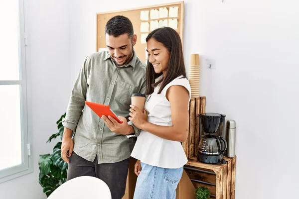 Dos Trabajadores Latinos Negocios Usando Touchpad Bebiendo Café Oficina — Foto de Stock