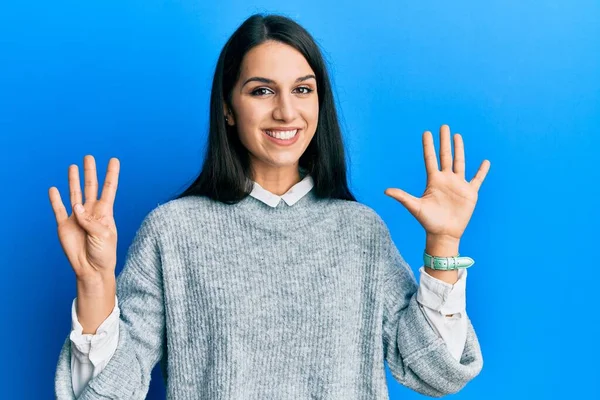Młoda Latynoska Kobieta Luźnych Ubraniach Pokazuje Wskazuje Palcami Numer Dziewięć — Zdjęcie stockowe
