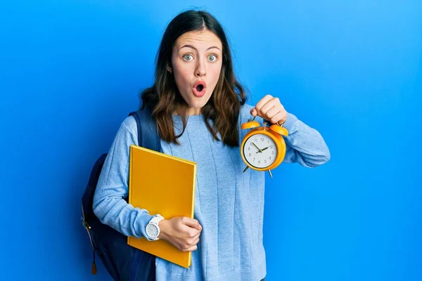 Junge Brünette Studentin Mit Wecker Angst Und Schockiert Mit Überraschung — Stockfoto