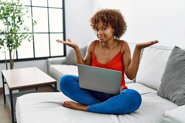 Junge Afrikanisch Amerikanische Frau Sitzt Auf Dem Sofa Hause Mit — Stockfoto