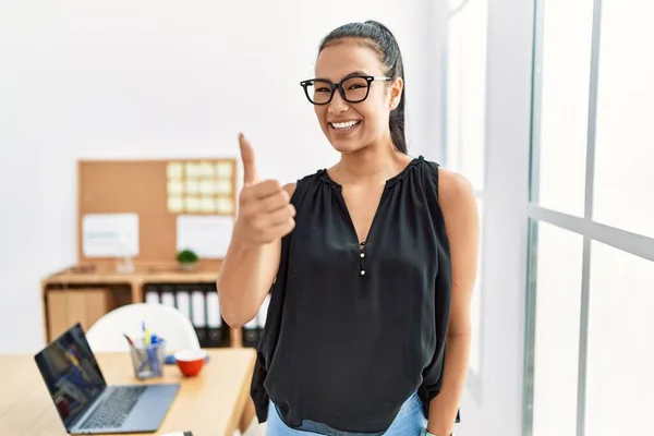 Ofiste Çalışan Latin Kökenli Genç Bir Kadın Elleriyle Mutlu Bir — Stok fotoğraf