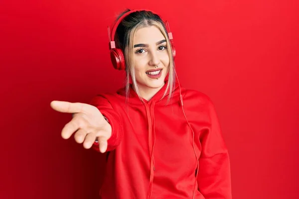 Young Modern Girl Wearing Gym Clothes Using Headphones Smiling Friendly — Stock Photo, Image