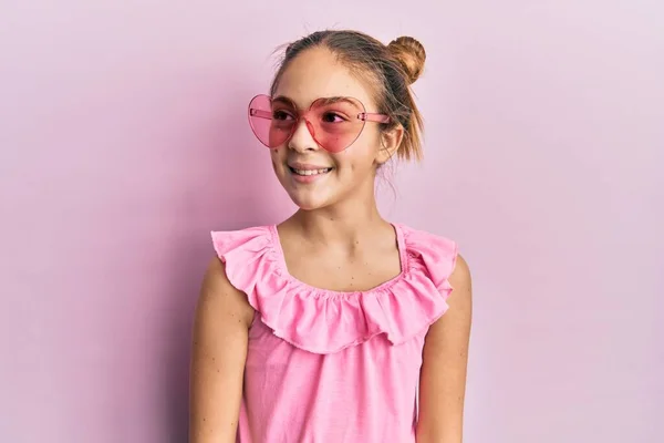 Mooi Brunette Klein Meisje Dragen Hartvormige Zonnebril Zoek Naar Kant — Stockfoto