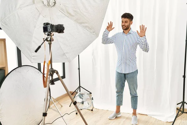 Arabische Jongeman Die Zich Voordeed Als Model Fotostudio Met Vinger — Stockfoto
