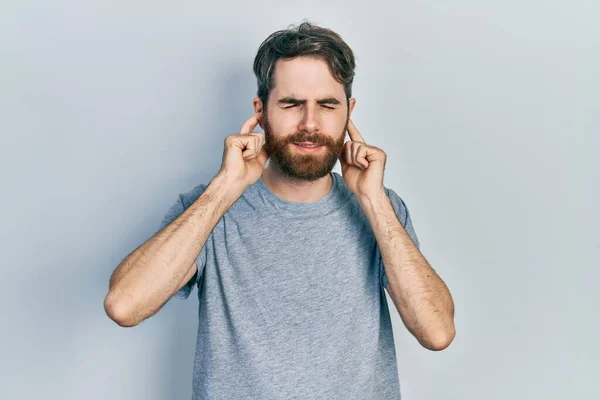 Uomo Caucasico Con Barba Che Indossa Maglietta Grigia Casual Che — Foto Stock