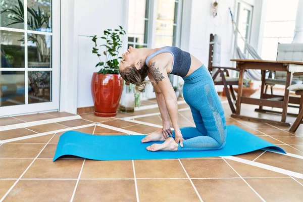 Hermosa Mujer Caucásica Entrenando Estirándose Terraza Casa Hacer Asana Hacer —  Fotos de Stock