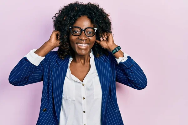 Молода Афроамериканська Жінка Діловому Одязі Окуляри Посміхаються Тягнучи Вуха Пальцями — стокове фото