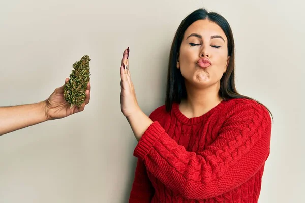 Marihuana Otuna Hayır Diyen Güzel Esmer Bir Kadın Kameraya Bakıp — Stok fotoğraf