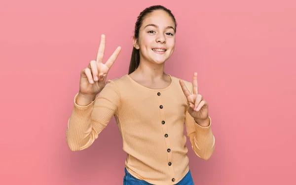 Mooi Brunette Klein Meisje Met Casual Trui Lachend Naar Camera — Stockfoto