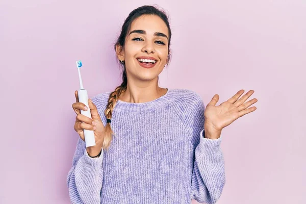 Menina Hispânica Jovem Segurando Escova Dentes Elétrica Celebrando Realização Com — Fotografia de Stock