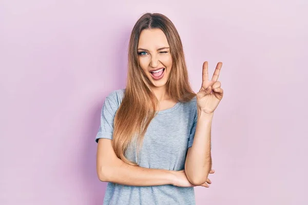 Menina Loira Jovem Vestindo Camisa Casual Sorrindo Com Rosto Feliz — Fotografia de Stock