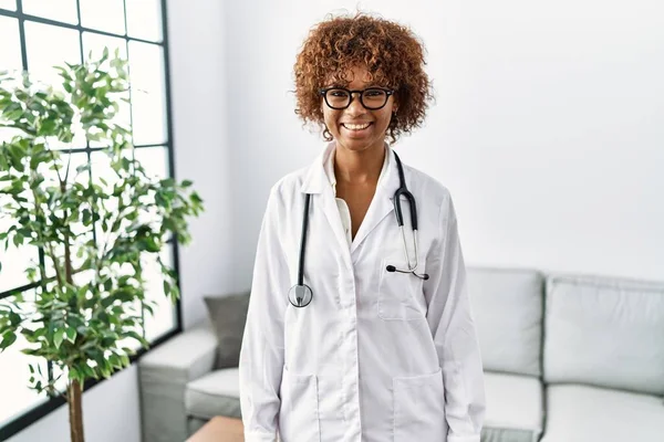 Joven Mujer Afroamericana Vistiendo Uniforme Médico Estetoscopio Con Una Sonrisa —  Fotos de Stock