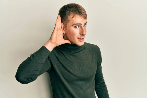 Kafkasyalı Genç Bir Adam Günlük Kıyafetler Giyip Sırıtarak Kulaklarını Açıp — Stok fotoğraf