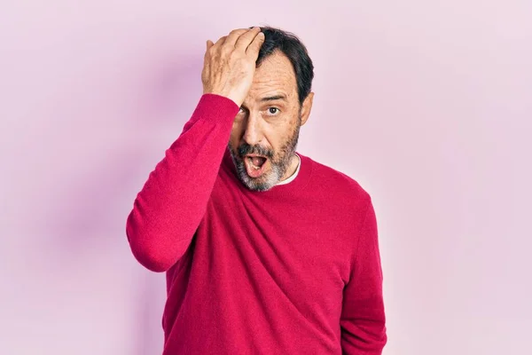 Hispanischer Mann Mittleren Alters Lässiger Kleidung Überrascht Mit Der Hand — Stockfoto