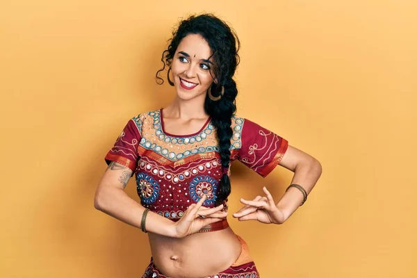 Mujer India Joven Con Traje Bailarina Del Vientre Tradicional Baile — Foto de Stock