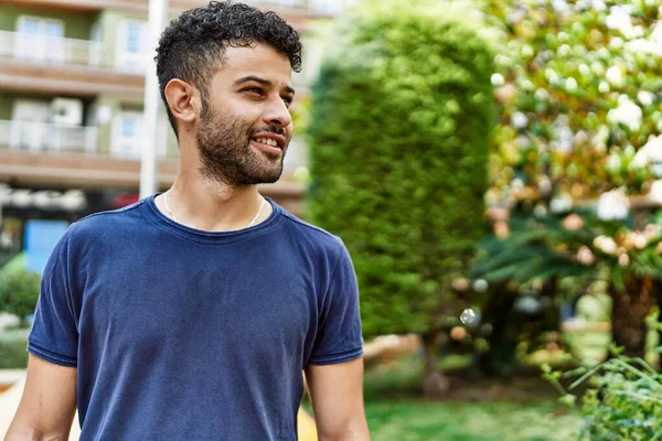 Jovem Árabe Homem Sorrindo Confiante Dia Ensolarado Rua — Fotografia de Stock