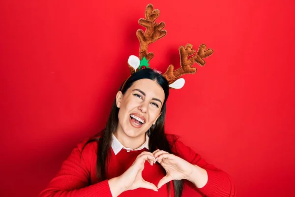 Νεαρή Ισπανόφωνη Γυναίκα Που Φοράει Χαριτωμένα Χριστουγεννιάτικα Κέρατα Ταράνδων Χαμογελώντας — Φωτογραφία Αρχείου